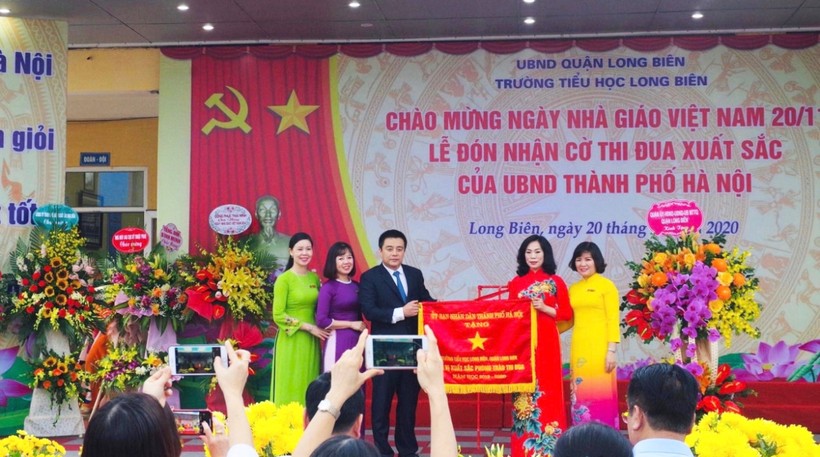Đồng chí Phạm Bạch Đằng – Chủ nhiệm UBKT Quận ủy Long Biên trao Cờ thi đua cho đại diện nhà trường.