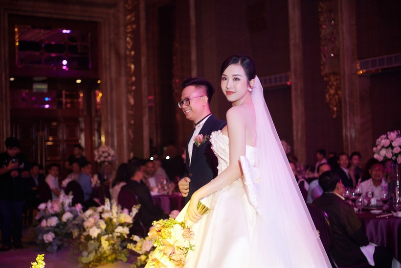 Á hậu Thuý An và ông xã tiếp tục tổ chức tiệc cưới tại TP.HCM.