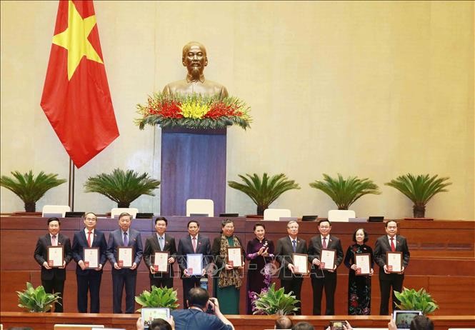 Chủ tịch Quốc hội Nguyễn Thị Kim Ngân trao Kỷ niệm chương cho các đồng chí lãnh đạo Đảng, Nhà nước là đại biểu Quốc hội. Ảnh: TTXVN.