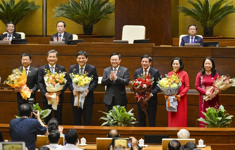 Chủ tịch Quốc hội Vương Đình Huệ tặng hoa chúc mừng một số ủy viên Ủy ban Thường vụ Quốc hội.