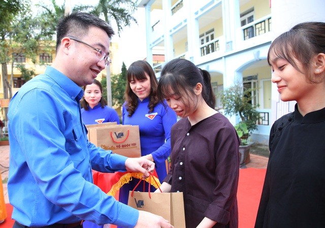 Anh Nguyễn Tường Lâm trao học bổng cho các học sinh Bắc Giang nhân ngày hội khuyến khích đọc sách.