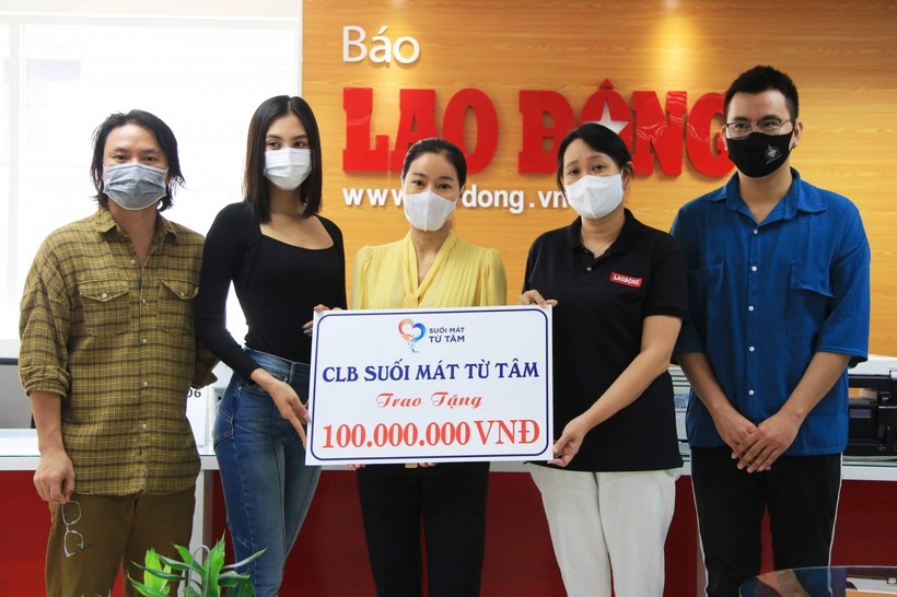 CLB "Suối mát từ tâm" trao tặng 100 triệu đồng cho dự án "Triệu liều vaccine cho công nhân nghèo".