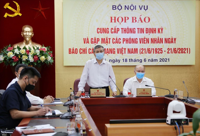 Thứ trưởng Bộ Nội vụ Nguyễn Trọng Thừa chủ trì buổi họp báo và gặp mặt.