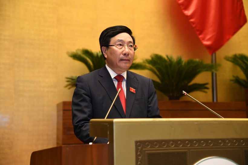 Phó Thủ tướng Chính phủ Phạm Bình Minh báo cáo Quốc hội về tình hình kinh tế - xã hội, ngân sách nhà nước. Ảnh: Quang Khánh.