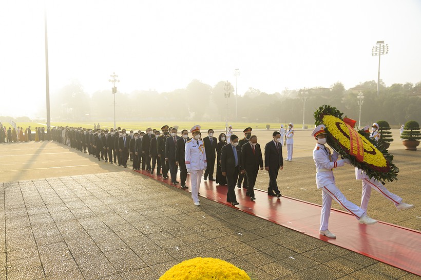 Lãnh đạo Đảng, Nhà nước và các đại biểu vào Lăng viếng Chủ tịch Hồ Chí Minh.