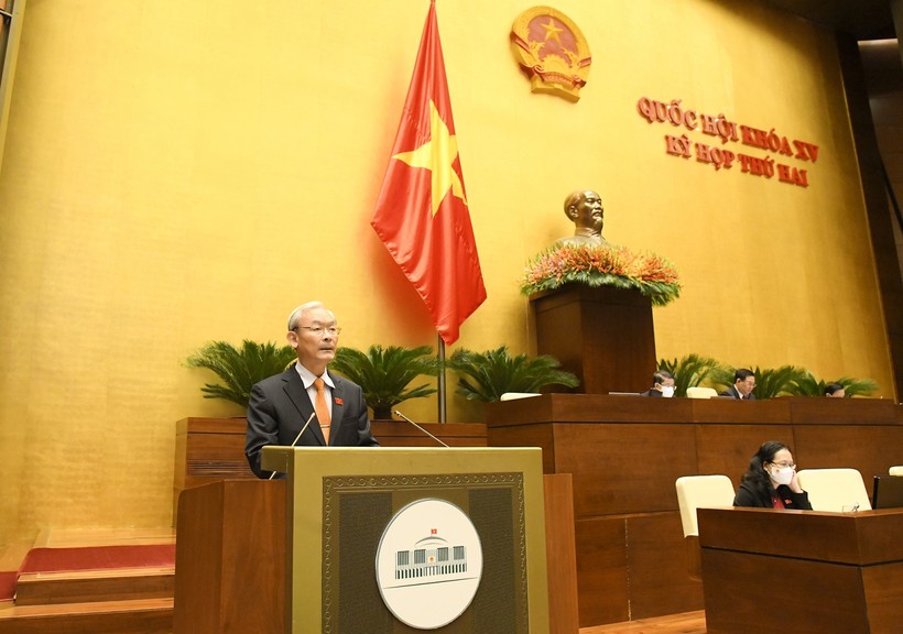 Chủ nhiệm Ủy ban Tài chính, Ngân sách Nguyễn Phú Cường trình bày Báo cáo thẩm tra.