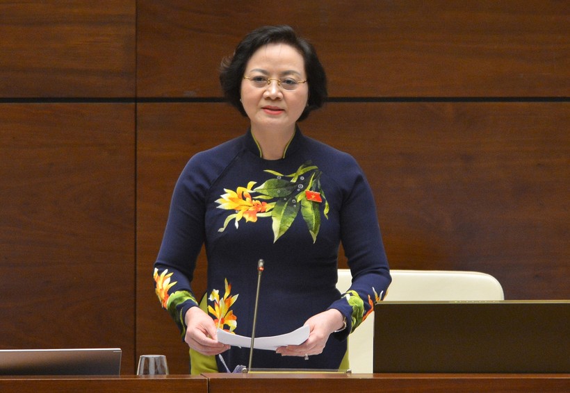 Bộ trưởng Bộ Nội vụ Phạm Thị Thanh Trà giải trình tại Phiên họp.