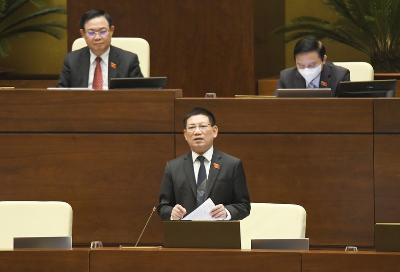 Bộ trưởng Bộ Tài chính Hồ Đức Phớc báo cáo giải trình trước Quốc hội.