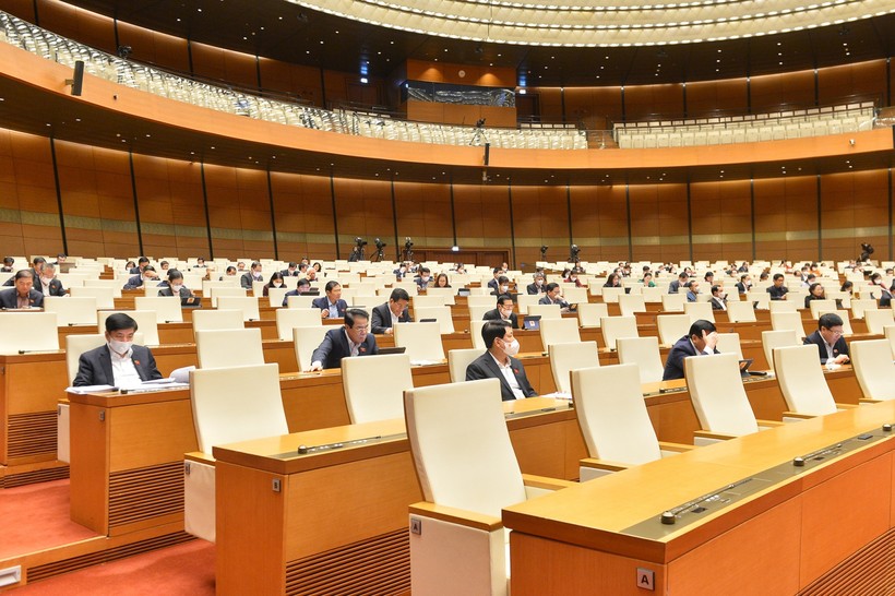 Các đại biểu tham dự phiên họp toàn thể trực tuyến chiều 30/10 tại điểm cầu Nhà Quốc hội. Ảnh Quốc hội.