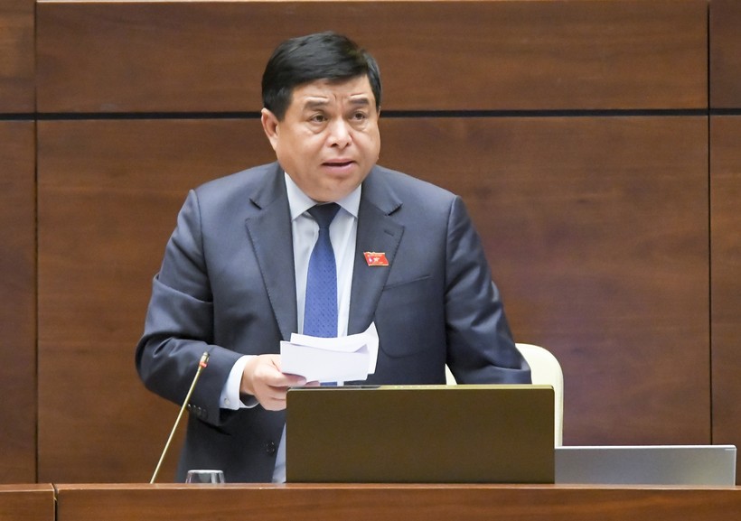 Bộ trưởng Bộ Kế hoạch và Đầu tư Nguyễn Chí Dũng  giải trình tại phiên họp.