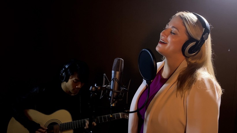 Cô gái Mỹ hát bài Bụi phấn bằng tiếng Việt gây xúc động