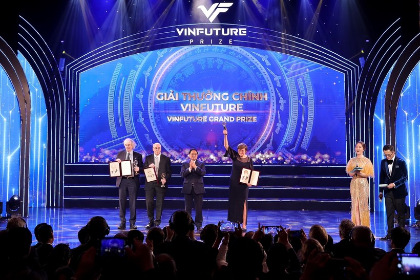 Thủ tướng Phạm Minh Chính (thứ hai từ phải sang) trao giải thưởng chính cho ba nhà khoa học.