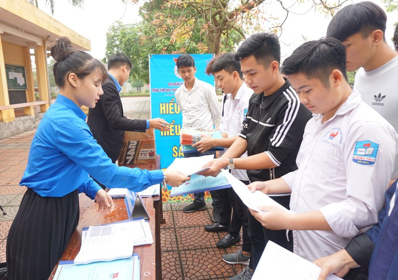 Cán bộ Trung tâm Dịch vụ việc làm Thanh niên tư vấn nghề cho học sinh Trường THPT Lương Tài 2 (Bắc Ninh). Ảnh minh họa.