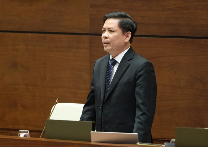 Bộ trưởng Bộ Giao thông vận tải Nguyễn Văn Thể trả lời chất vấn. Ảnh: Quang Khánh.