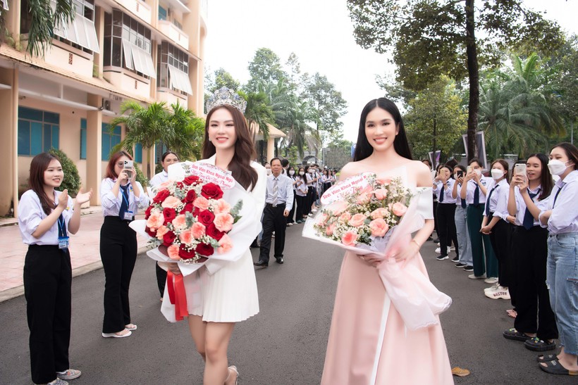 Hoa hậu Mai Phương trở lại trường cũ tìm chủ nhân vương miện Hoa hậu Việt Nam