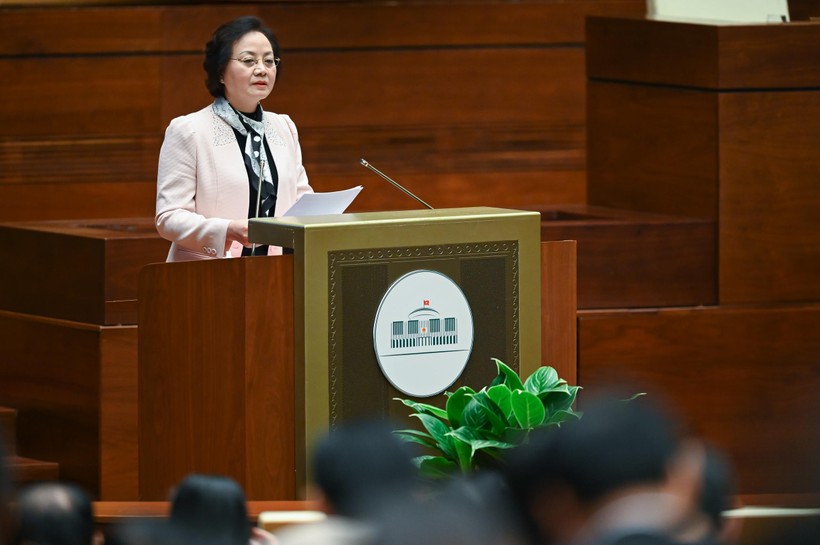 Bộ trưởng Bộ Nội vụ Phạm Thị Thanh Trà trình bày Tờ trình.