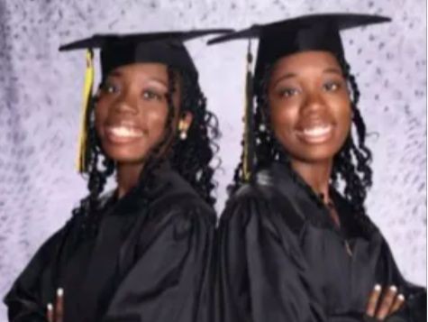 Hai chị em vừa mới tốt nghiệp với tư cách thủ khoa và á khoa của trường.