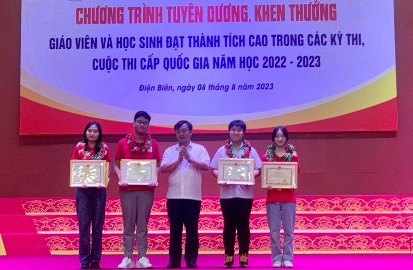 Ông Vừ A Bằng (đứng giữa) trao Bằng khen của UBND tỉnh Điện Biên cho 4 học sinh có thành tích xuất sắc.