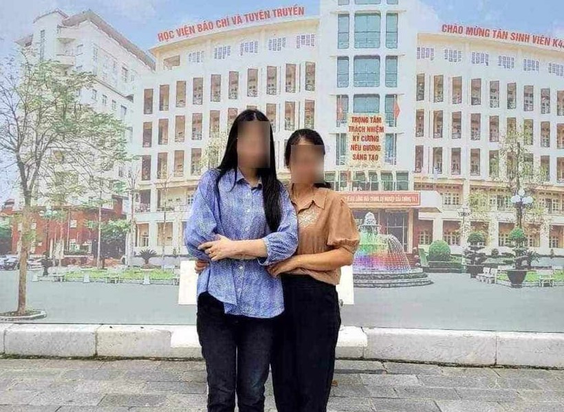 Nữ sinh Thiên Hương (áo xanh bên trái) chụp ảnh cùng bạn trong những buổi học đầu tiên ở trường.