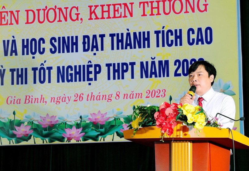 Thầy Hoàng Đăng Hưng - phó Hiệu trưởng Trường THPT Lê Văn Thịnh.