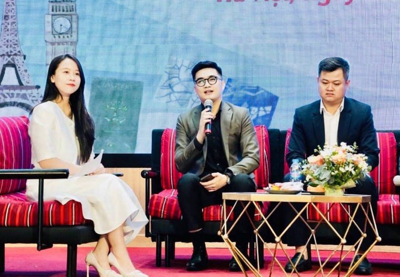 MC Huyền Trang cùng hai diễn giả tại tọa đàm.