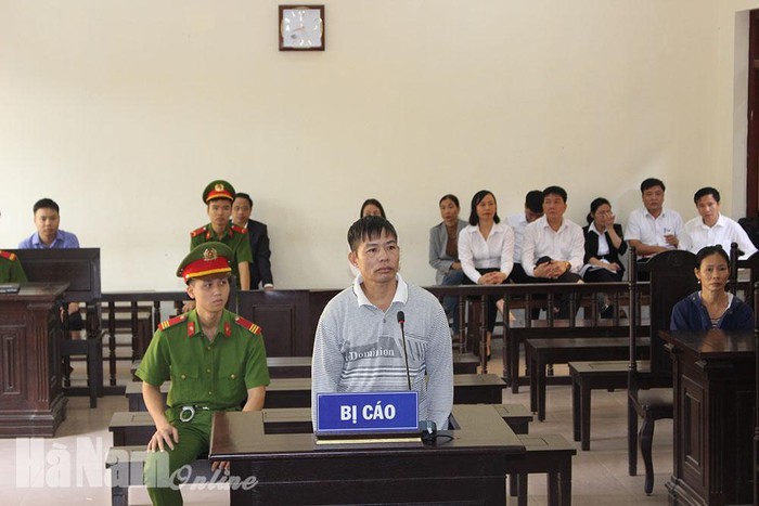 Bị cáo Nguyễn Đình Chiến tại phiên tòa sơ thẩm. Ảnh: baohanam.com.vn.