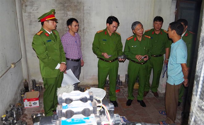 Đại tá Kiều Hữu Tuyển, Phó Giám đốc CA tỉnh Hà Nam chỉ đạo kiểm tra, thu giữ tang vật vụ án.