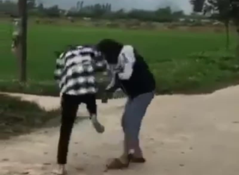Ninh Bình: Nữ sinh đánh nhau, bạn bè quay clip cổ vũ