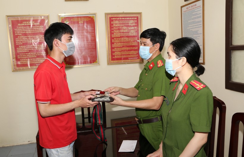 Đội cảnh sát 113 Hà Nam trao trả tài bị mất cho anh Đỗ Quốc Vương - ảnh CAHN.