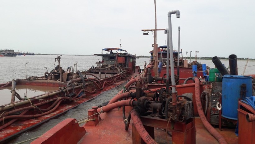 Nam Định: Bắt giữ 4 tàu khai thác cát trái phép 
