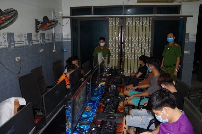 Hà Nam: 11 thanh niên tụ tập chơi game giữa mùa dịch