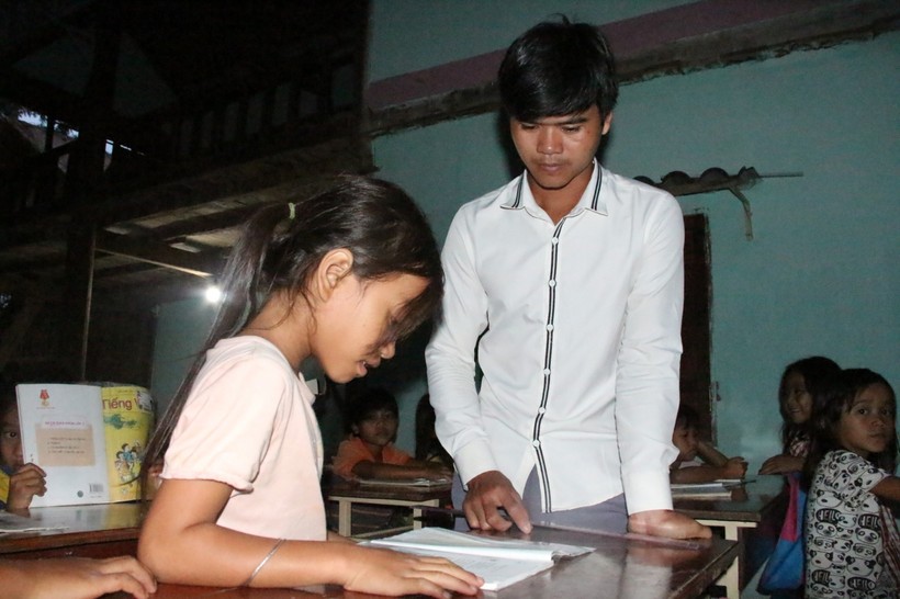 Sau 5 năm, vợ chồng thầy A Kâm đã tổ chức giảng dạy cho hơn 300 lượt học sinh nghèo