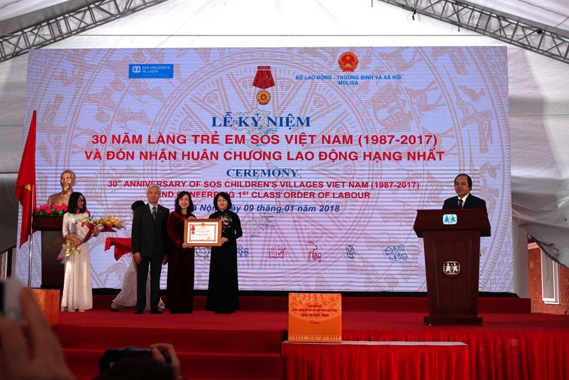Phó chủ tịch nước Đặng Thị Ngọc Thịnh trao Huân chương Lao động Hạng Nhất cho Làng trẻ em SOS Việt Nam 