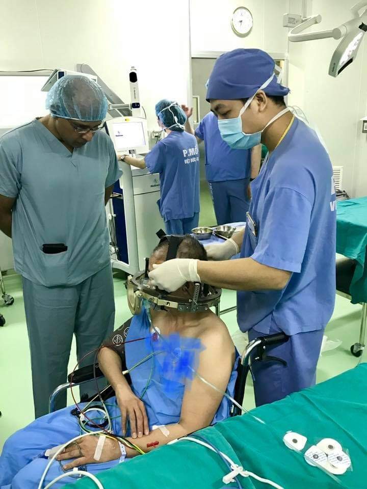 Các bác sỹ Bệnh viện Hữu nghị Việt Đức đang phẫu thuật kích thích não sâu cho bệnh nhân.