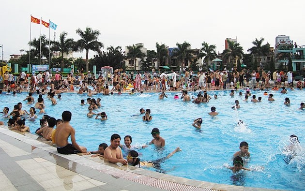 Bể bơi mùa hè tiềm ẩn nhiều nguy cơ lây bệnh (Ảnh MH).