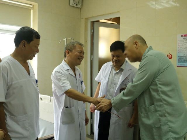 Bệnh nhân (ảnh phải) cảm ơn bác sĩ khi ca mổ thành công.