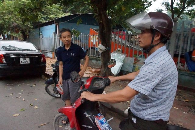Bác Nguyễn Văn Ninh (bên trái) tâm sự khi đưa con đi thi 