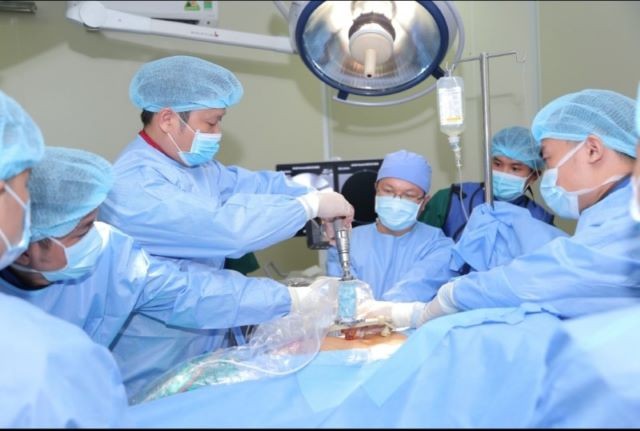 Ứng dụng robot trong phẫu thuật cho bệnh nhân cong vẹo cột sống (Ảnh BV cung  cấp)