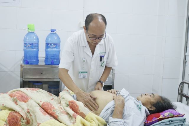 Bác sĩ Cường thăm khám cho bệnh nhân (Ảnh BVCC).