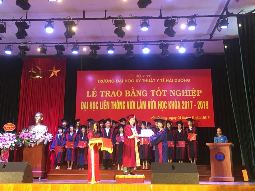 TS Đinh Thị Diệu Hằng – Hiệu trưởng Trường ĐH Kỹ thuật Y tế Hải Dương trao bằng tốt nghiệp cho các cử nhân. 