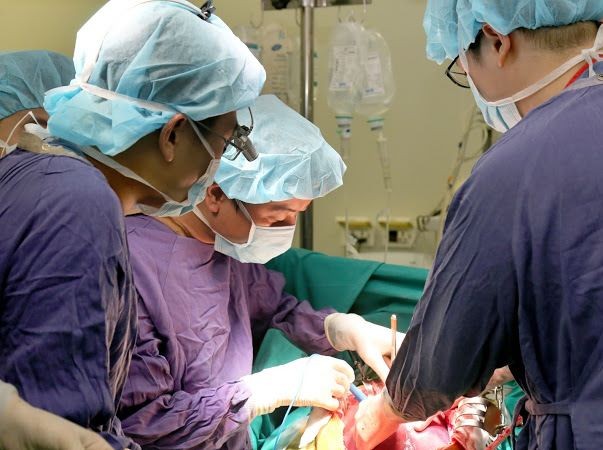 Các bác sĩ tiến hành ghép tạng cho bệnh nhân.