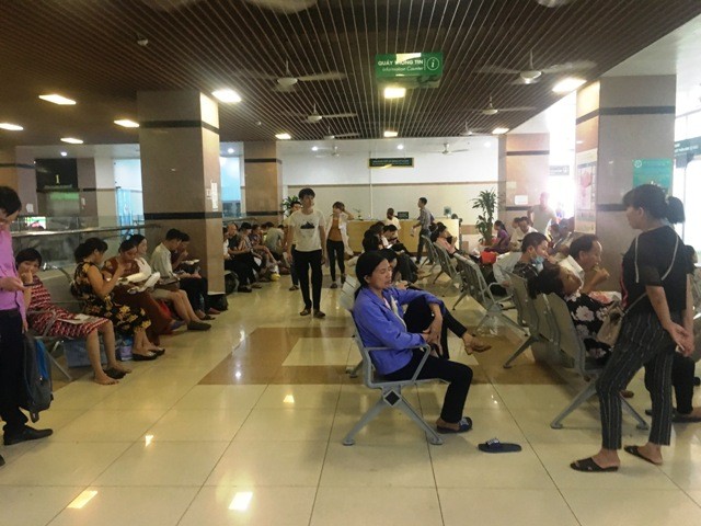 Sảnh chờ khám bệnh tại Bệnh viện Bạch Mai (Hà Nội).