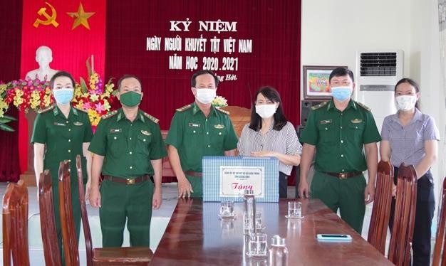 Đại tá Đinh Xuân Hùng, Phó Chính ủy Bộ đội biên phòng Quảng Bình tặng quà cho trẻ khuyết tật tại Trung tâm Nuôi dạy trẻ khuyết tật TP Đồng Hới