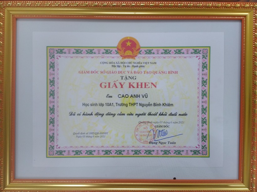 Giám đốc Sở GD&ĐT Đặng Ngọc Tuấn ký tặng bằng khen cho em Cao Anh Vũ.