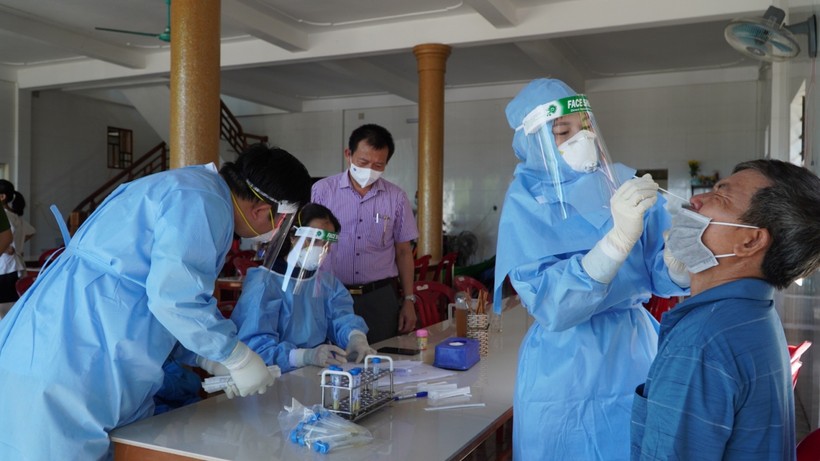 Người làm việc tại nhà hàng, quán ăn dọc tuyến quốc lộ 1, địa phận huyện Quảng Trạch được lấy mẫu xét nghiệm SARS-CoV-2