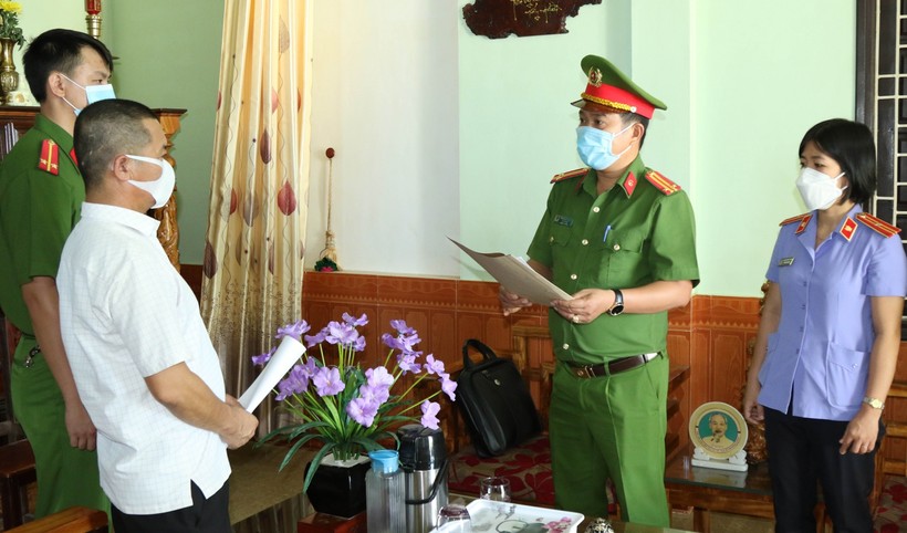 Cơ quan chức năng đã tống đạt quyết định khởi tố vụ án, khởi tố bị can và lệnh cấm đi khỏi nơi cư trú đối với Nguyễn Văn Hiền.