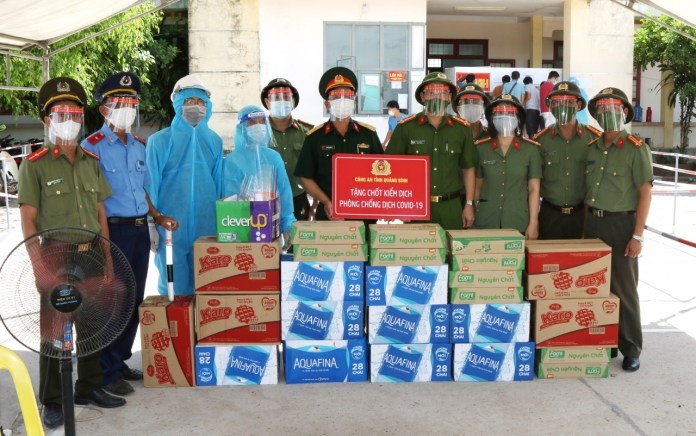 Công an tỉnh Quảng Bình tặng hàng chục thùng nước lọc, sữa, bánh và tấm chống giọt bắn đến các lực lượng phối hợp đang thực hiện nhiệm vụ tại chốt kiểm dịch phía Nam của tỉnh.