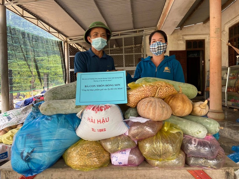 Ngoài hỗ trợ tiền mặt, người dân Quảng Bình còn hỗ trợ nguồn thực phẩm cho bà con khó khăn do ảnh hưởng bởi dịch Covid-19 ở TP Hồ Chí Minh.