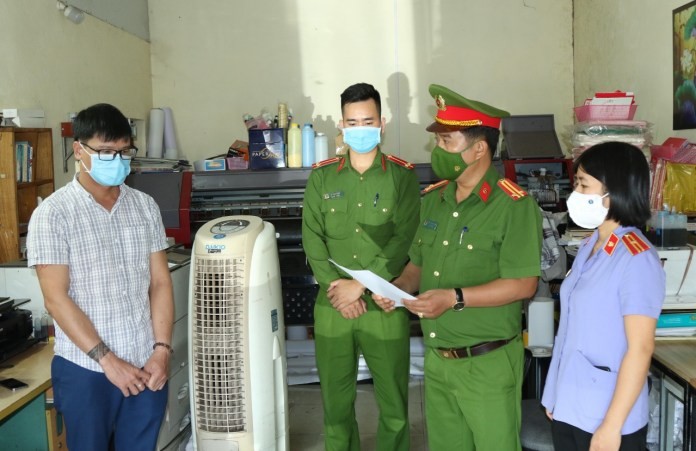 Cơ quan chức năng tống đạt quyết định khởi tố bị can và lệnh cấm đi khỏi nơi cư trú đối với Nguyễn Thành Luân về hành vi “Làm giả con dấu, tài liệu của cơ quan tổ chức”