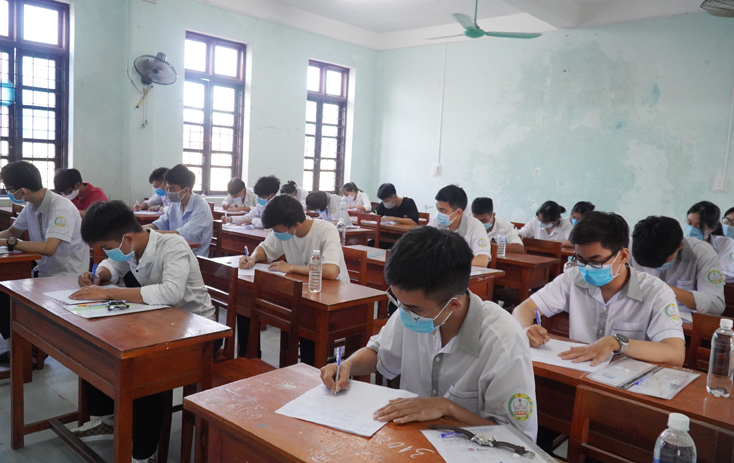 Ông Trần Thắng đã gửi lời chúc tới thầy cô giáo, cán bộ quản lý, người lao động ngành GD&ĐT và các em học sinh sinh viên gặt hái nhiều thành tích tốt hơn nữa trong năm học mới.